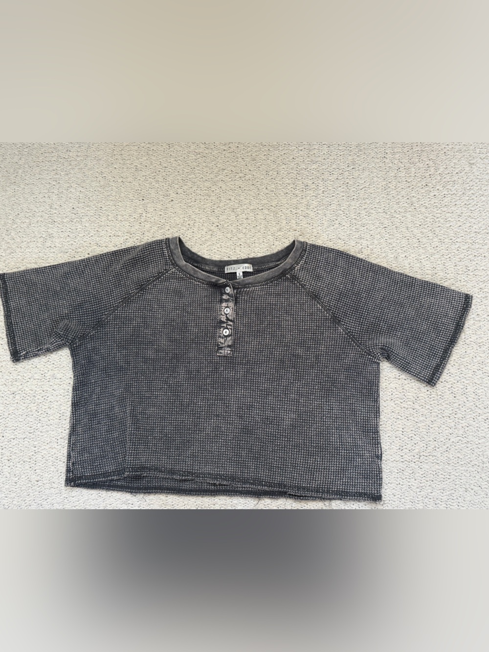 Cropped Short-Sleeve Henley Top in Charcoal from Buckle size Small